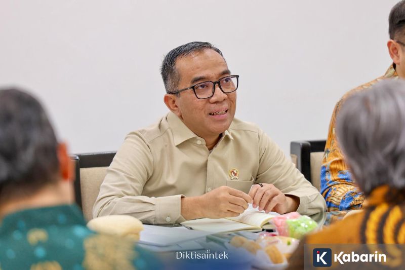 Seskab Teddy Ungkap Rutinitas Renang Presiden Prabowo Tiap Jam 5 Pagi