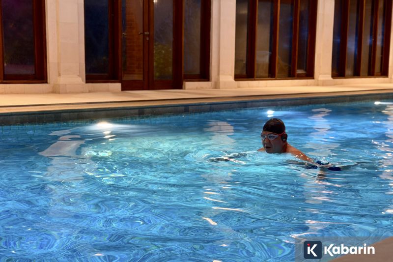 Seskab Teddy Ungkap Rutinitas Renang Presiden Prabowo Tiap Jam 5 Pagi