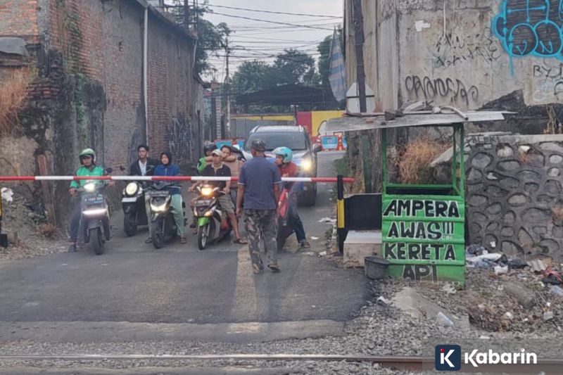 Prabowo Lempar Topi hingga Berjoget di Puncak Perayaan Hari Buruh