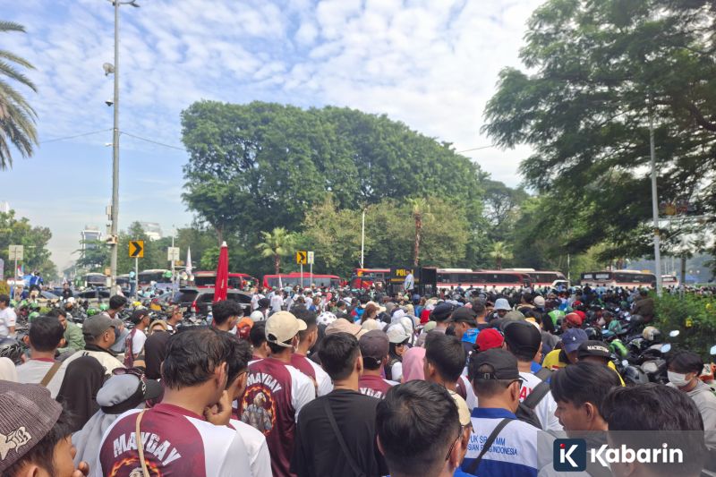 Prabowo Lempar Topi hingga Berjoget di Puncak Perayaan Hari Buruh