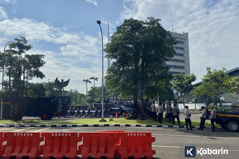 Prabowo Lempar Topi hingga Berjoget di Puncak Perayaan Hari Buruh