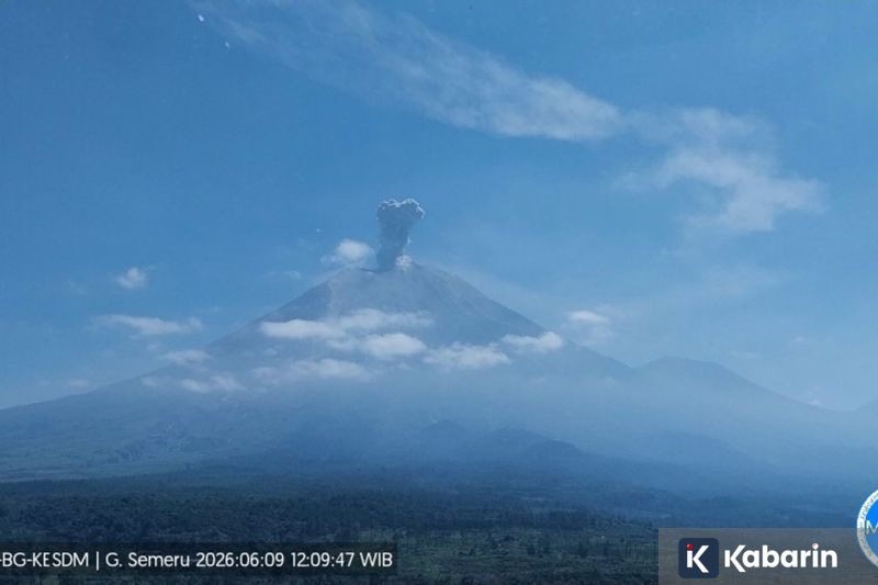 Gunung Semeru Erupsi 10 Kali, Letusan Tertinggi Capai 1,2 Kilometer