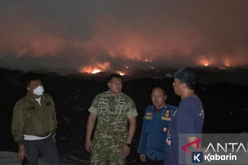 Helikopter Dikerahkan untuk Padamkan Kebakaran di TPA Jatiwaringin